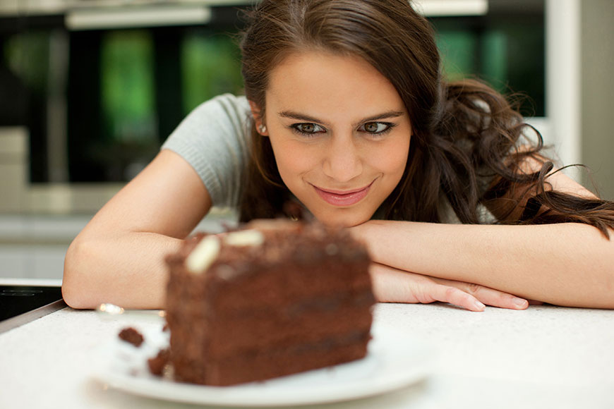 On craque et on a tendance à se jeter sur des aliments hypercaloriques